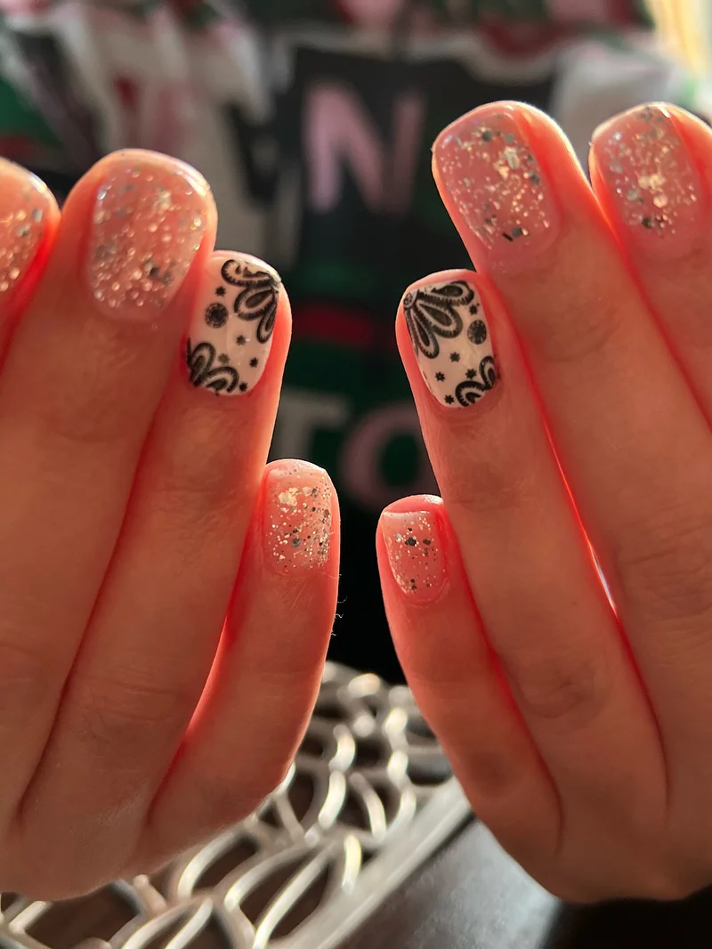 Nude nails with paisley pattern and glitter